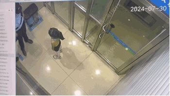 教科書式自救！小女孩走丟，竟用ATM機的世邦緊急對講求助